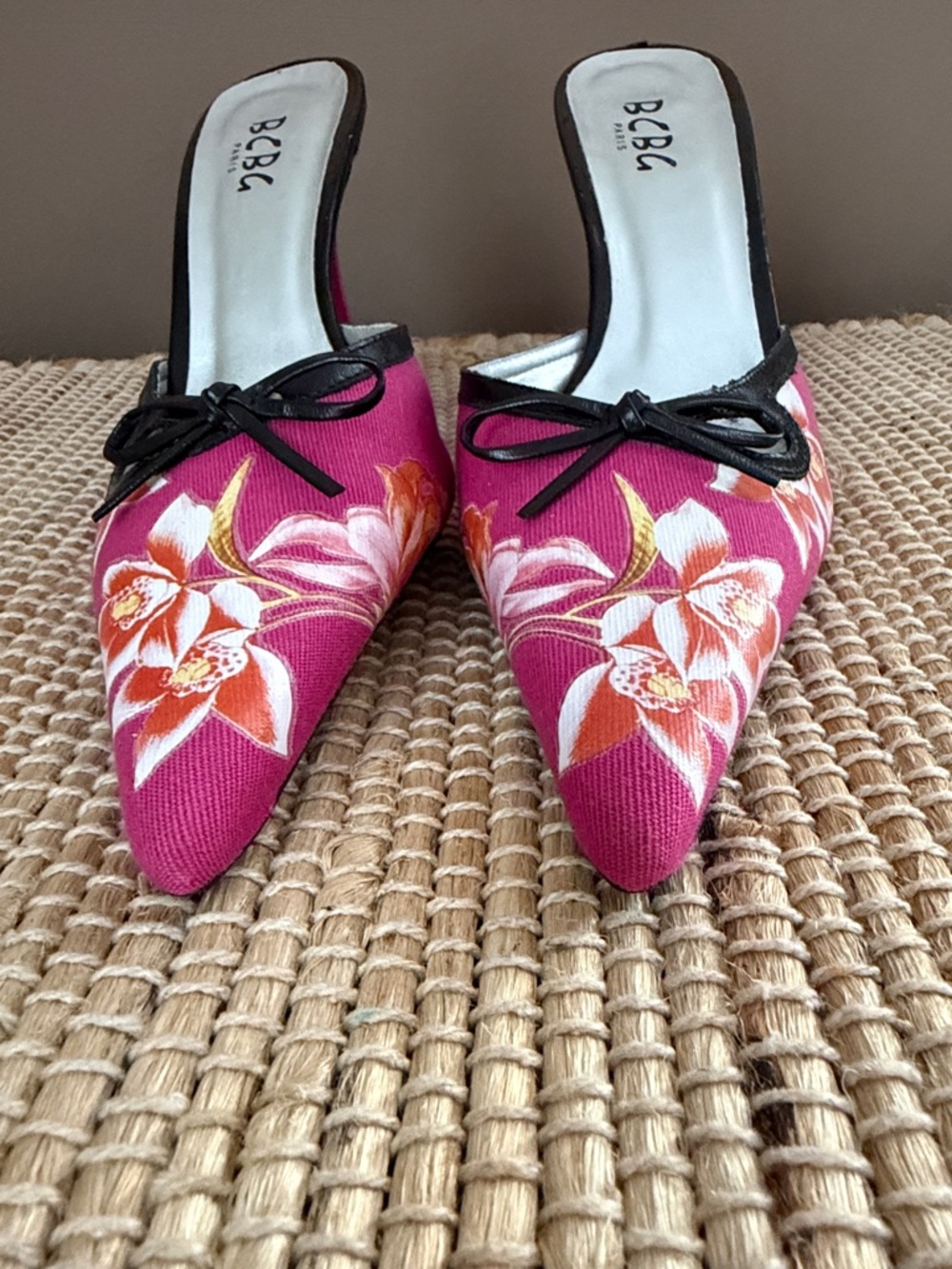 BCBG Paris Fuchsia Hot Pink Floral Pointed Mule Heels Women’s Size 8.5 Y2K - Picture 3 of 8